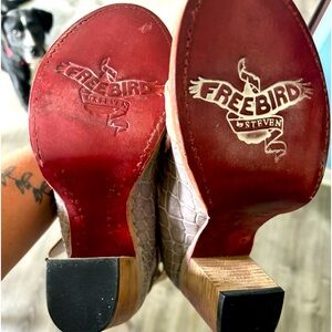 Free bird sandals . Gray . Size 9